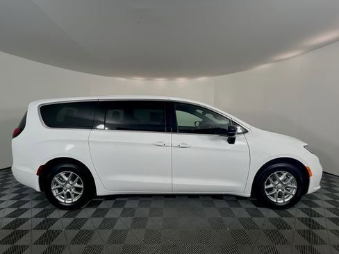 New 2026 Chrysler Pacifica Select image 10