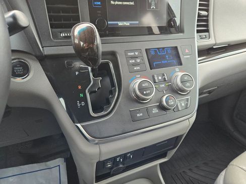 Used 2017 Toyota Sienna XLE AWD/4WD image 23