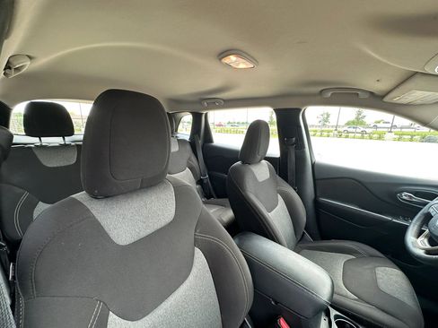 Used 2016 Jeep Cherokee Sport AWD/4WD image 19