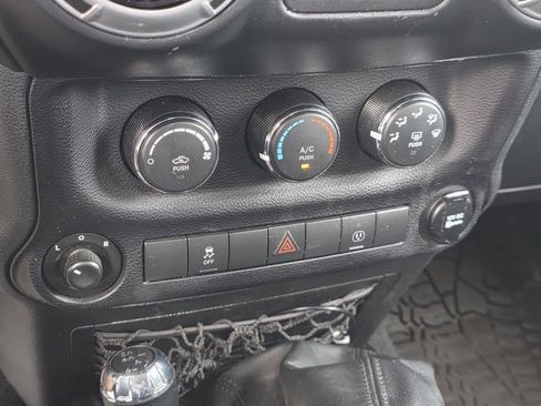 Used 2015 Jeep Wrangler Unlimited Sahara AWD/4WD image 20