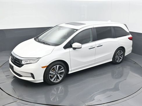 Certified 2024 Honda Odyssey Touring image 9