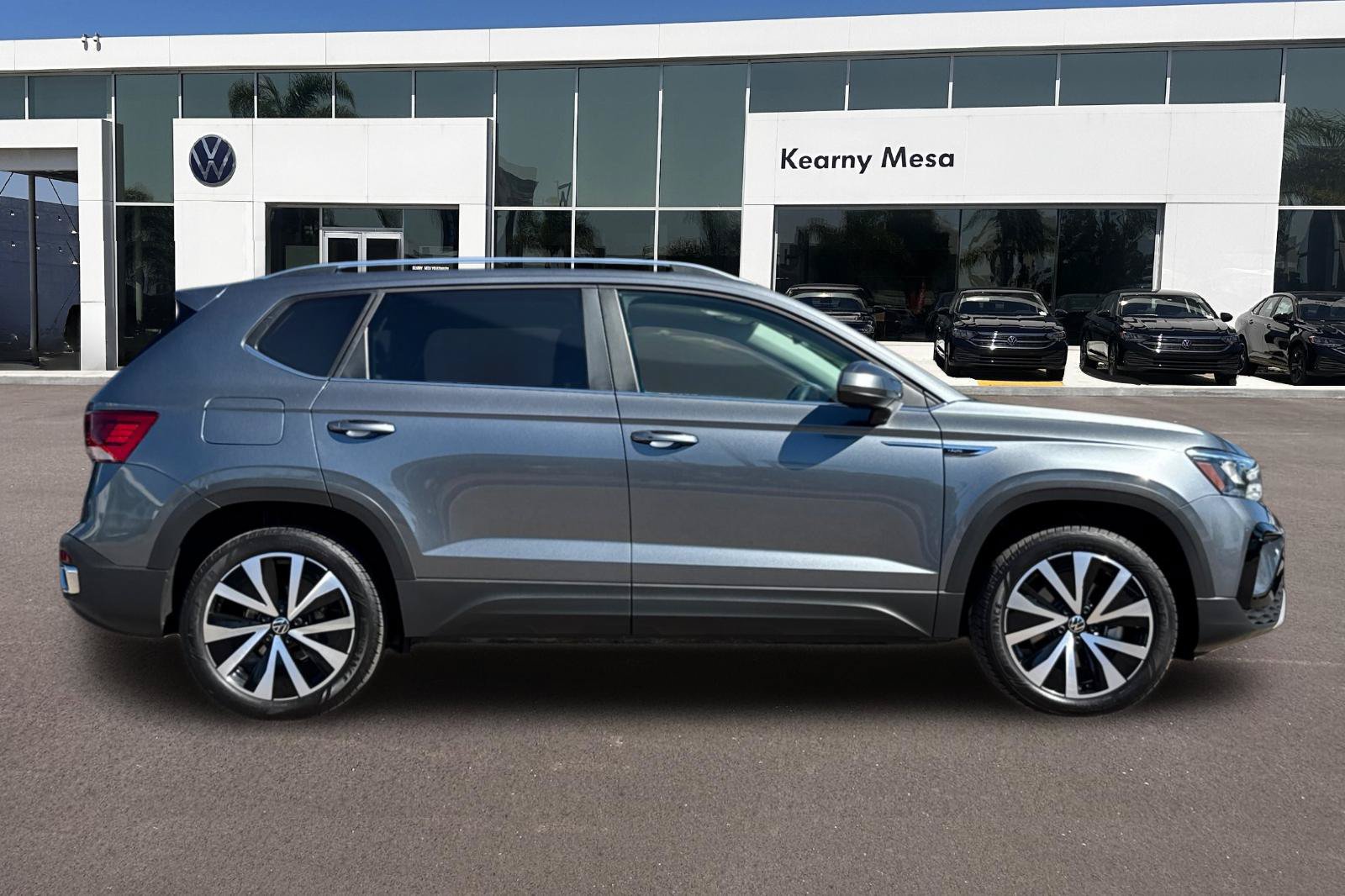 Used 2023 Volkswagen Taos SE w/ Panoramic Sunroof Package FWD image 3