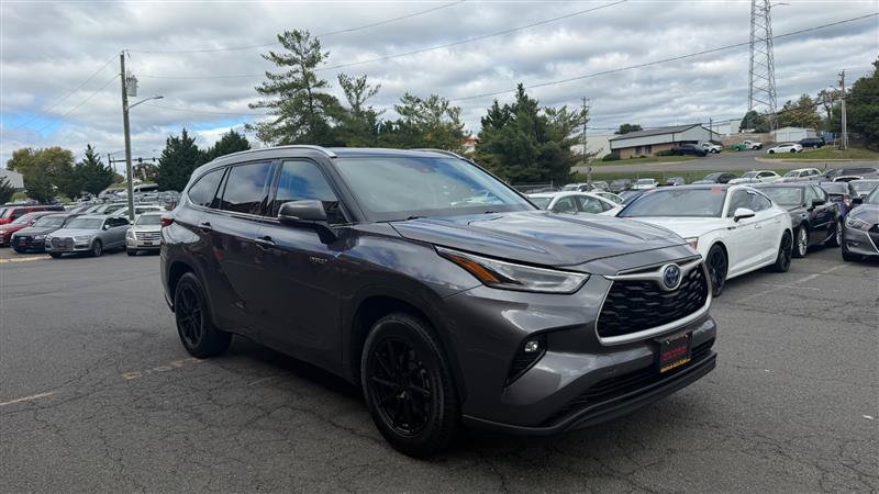 Used 2021 Toyota Highlander XLE FWD image 3