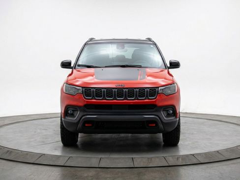 Used 2025 Jeep Compass Trailhawk image 2