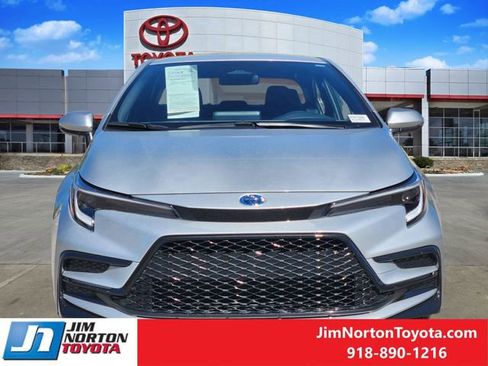 Used 2024 Toyota Corolla SE image 2