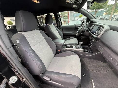 Used 2021 Toyota Tacoma TRD Off-Road AWD/4WD image 18