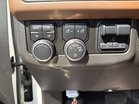Used 2021 Chevrolet Suburban High Country w/ Premium Package AWD/4WD image 23