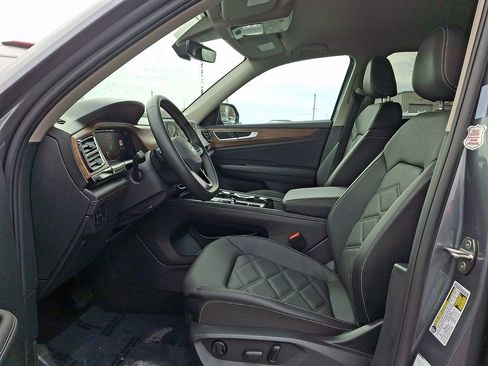Used 2025 Volkswagen Atlas SE image 13