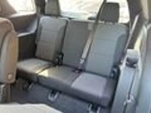 Used 2023 Chevrolet Traverse LT w/ Rear Camera Mirror Package image 6