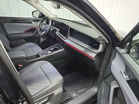 Used 2025 Volkswagen Tiguan SE w/ Panoramic Sunroof Package AWD/4WD image 16