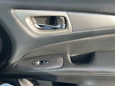 Used 2019 Nissan Pathfinder SL image 19