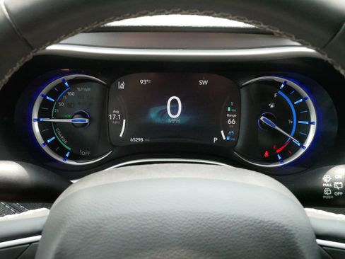 Used 2023 Chrysler Pacifica Touring-L FWD image 21