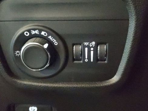 Used 2025 Jeep Grand Cherokee L Laredo RWD image 25