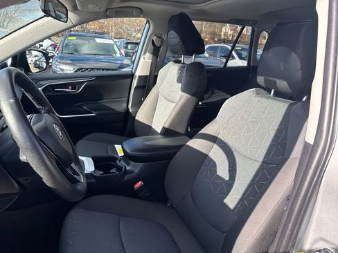 Used 2021 Toyota RAV4 XLE image 16