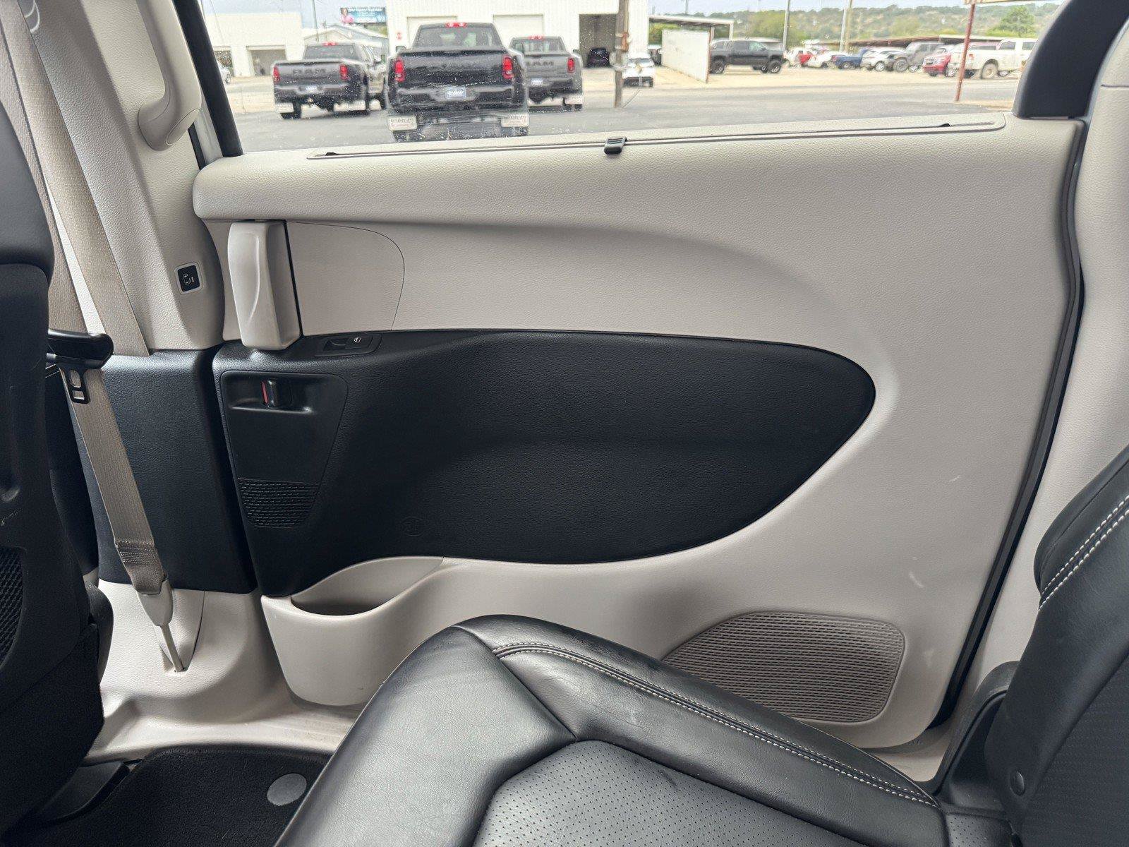 Used 2023 Chrysler Pacifica Touring-L FWD image 40