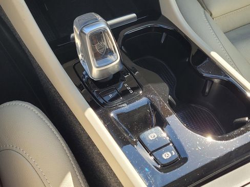 Used 2024 Volvo XC40 B5 Ultimate w/ Climate Package image 27