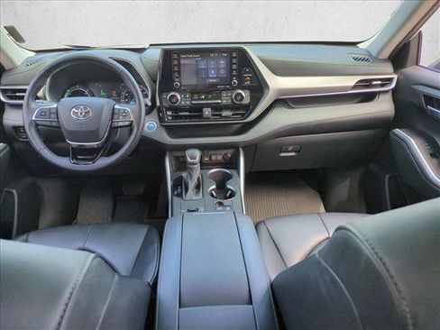 Certified 2020 Toyota Highlander XLE AWD/4WD image 17