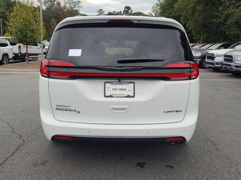 New 2026 Chrysler Pacifica Limited w/ Uconnect Theater Family Group image 20