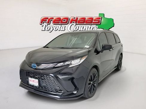Used 2025 Toyota Sienna XSE FWD image 1