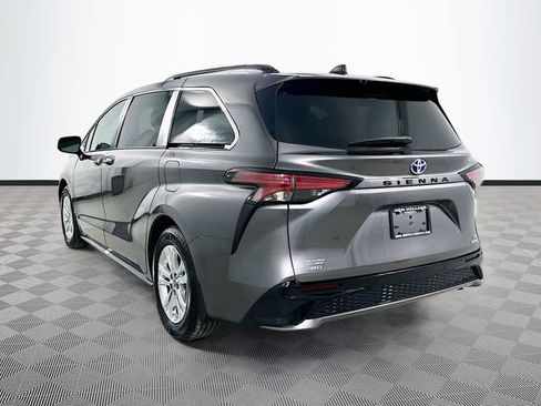 Used 2022 Toyota Sienna XSE image 5