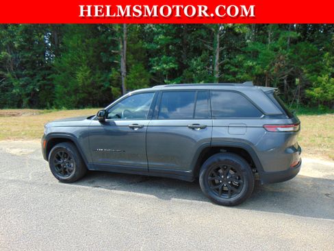 Certified 2024 Jeep Grand Cherokee Altitude RWD image 5