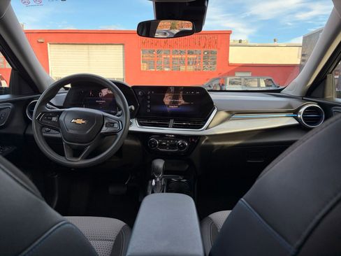 Used 2025 Chevrolet Trax LT image 31