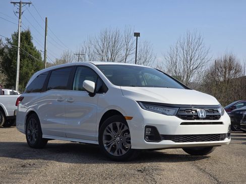 New 2026 Honda Odyssey Touring image 2