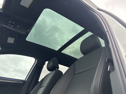 Certified 2023 Volkswagen Tiguan SE R-Line image 31