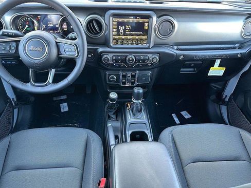 Used 2023 Jeep Wrangler Unlimited w/ Sun & Screen Package image 10