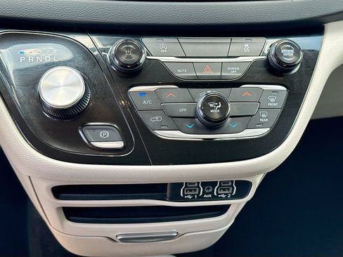 Used 2023 Chrysler Voyager LX FWD image 17