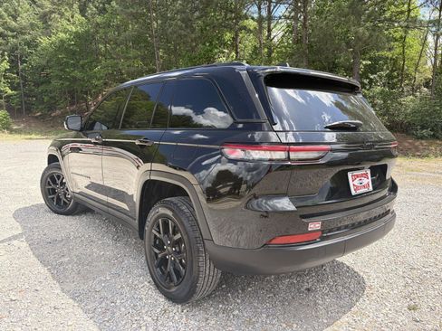 Used 2024 Jeep Grand Cherokee Altitude RWD image 27