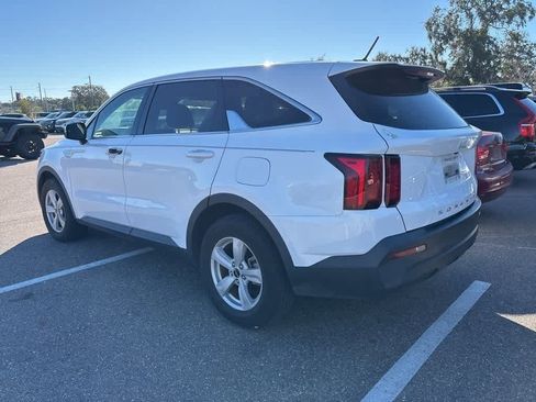 Used 2022 Kia Sorento LX image 2