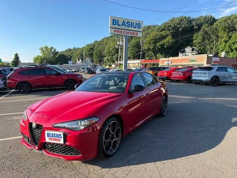 Used 2022 Alfa Romeo Giulia Veloce AWD/4WD image 1
