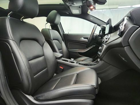 Used 2020 Mercedes-Benz GLA 250 4MATIC w/ Premium Package image 26
