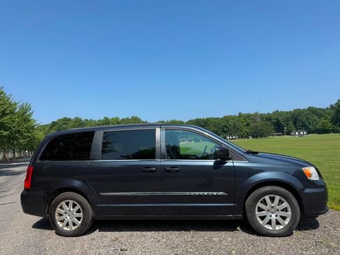 Used 2013 Chrysler Town & Country Touring FWD image 5