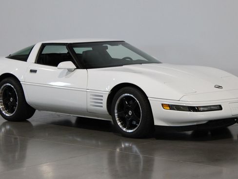 Used 1992 Chevrolet Corvette Coupe RWD image 35