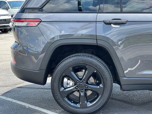 Used 2023 Jeep Grand Cherokee Altitude AWD/4WD image 9