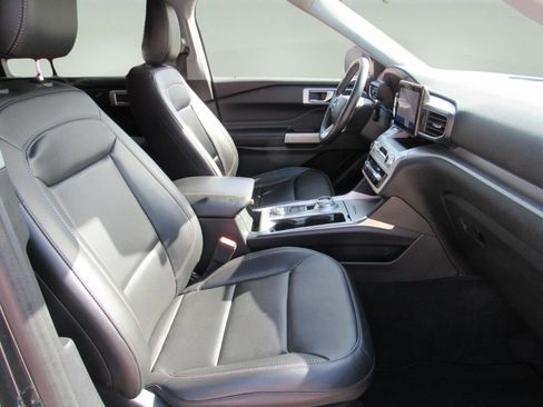 Used 2022 Ford Explorer XLT w/ Equipment Group 202A image 30