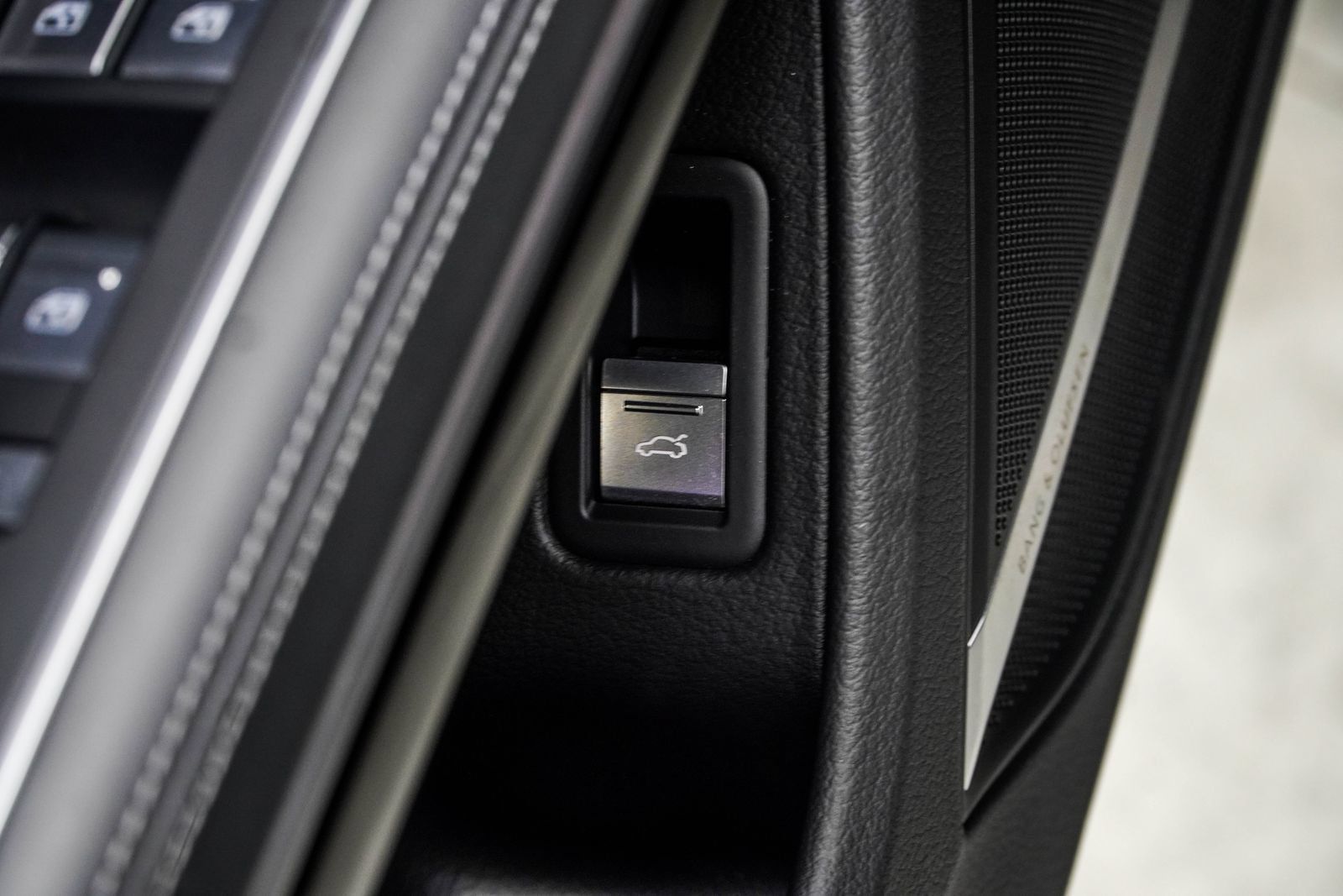 Used 2024 Audi S8 w/ S8 Comfort Plus Package AWD/4WD image 49