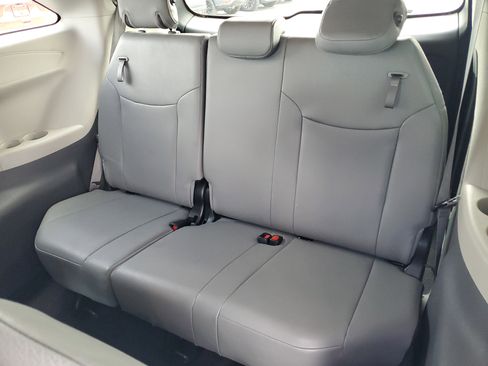 Used 2024 Toyota Sienna XLE FWD image 17
