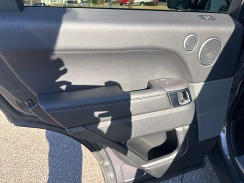 Used 2017 Land Rover Range Rover Sport HSE image 19