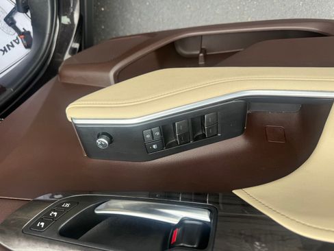 Used 2022 Toyota Highlander Limited FWD image 18