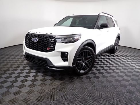 Used 2025 Ford Explorer ST AWD/4WD image 2