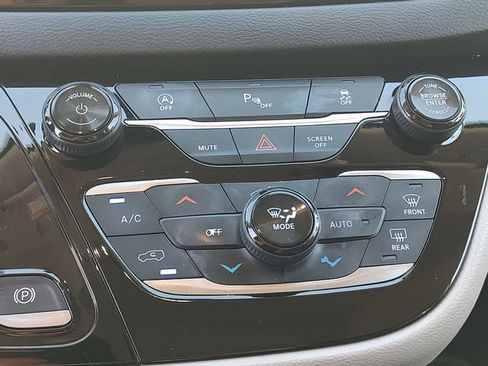 Used 2020 Chrysler Pacifica Touring-L Plus FWD image 18