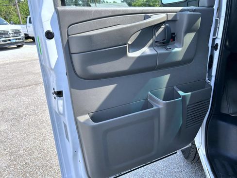 Used 2006 Chevrolet Express 3500 Passenger w/ LT Preferred Equipment Group RWD image 9