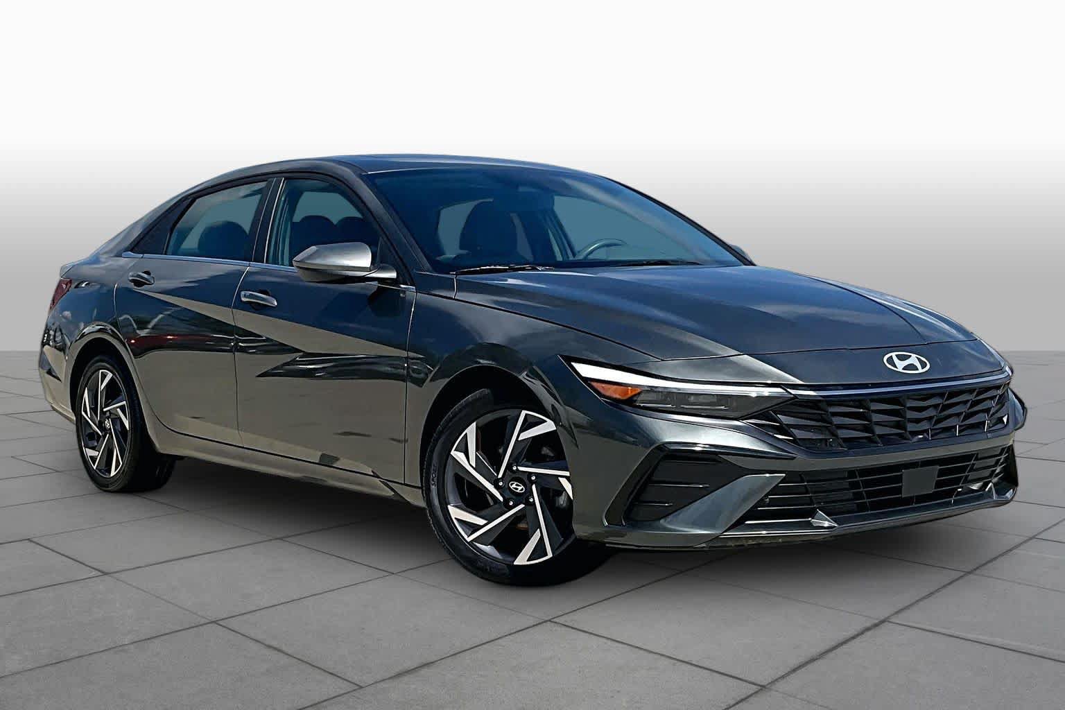 Certified 2025 Hyundai Elantra SEL FWD image 3