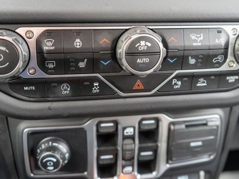 Used 2025 Jeep Gladiator Mojave image 24