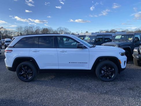New 2025 Jeep Grand Cherokee Laredo image 2