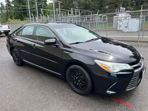 Used 2017 Toyota Camry LE FWD image 3
