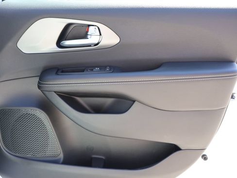 New 2027 Chrysler Pacifica Select FWD image 7